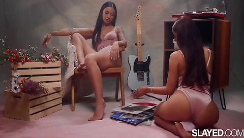 Shakew aerobicser and dildo fuck