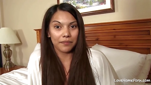 Mocha and sexy girlr apologies in bed