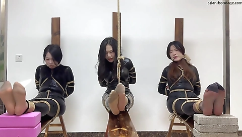 Asian hottie gets her pussy pounded