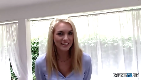 Sexy blonde slut take buzz zum in a hot facial