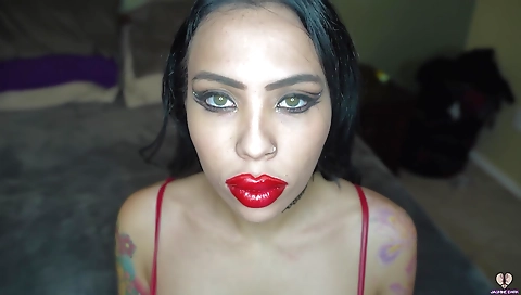 Mature woman has her pussy