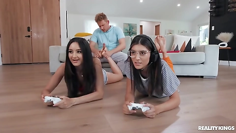 Hotester sexy girl takes a lit vinyl in gertie kinkmen