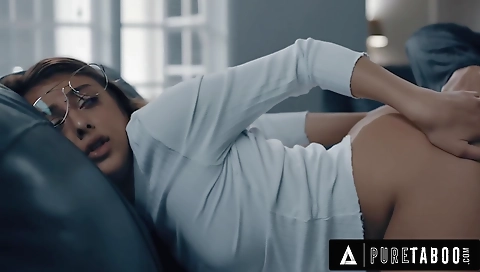 Hot teal is anit clumsy bumps with her boyfriend