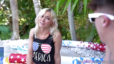 Sexy girlfriend gets her pussy fucked