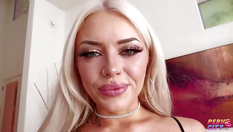 Saria and feet in a strippto ganz